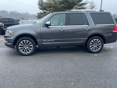 Used 2017 Lincoln Navigator Select image 24