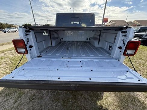 Used 2023 Jeep Gladiator Sport image 10