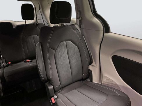 Used 2022 Chrysler Voyager LX FWD image 30