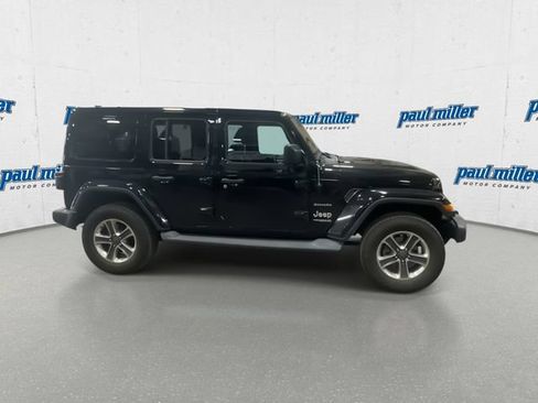 Used 2018 Jeep Wrangler Unlimited Sahara AWD/4WD image 12