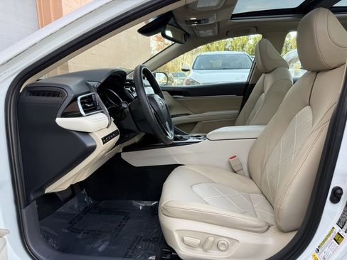 Used 2018 Toyota Camry XLE image 11