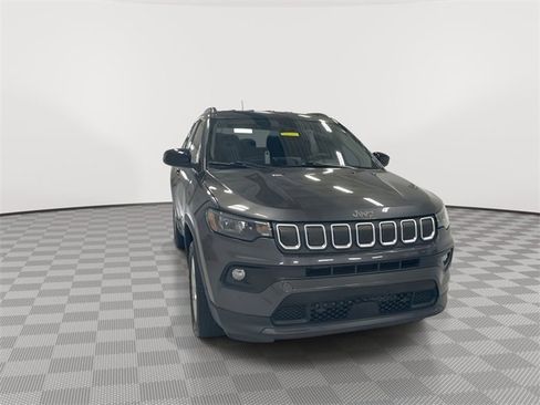 Used 2022 Jeep Compass Latitude image 3