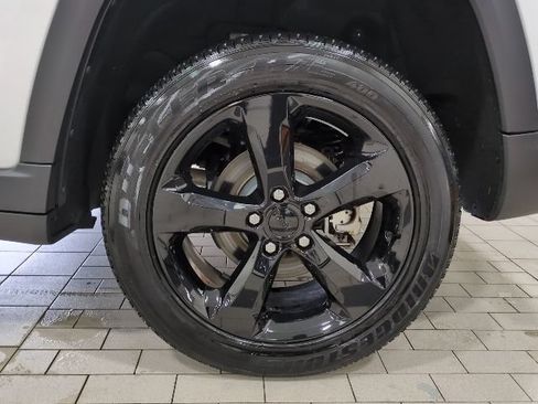 Used 2023 Jeep Grand Cherokee Altitude AWD/4WD image 25