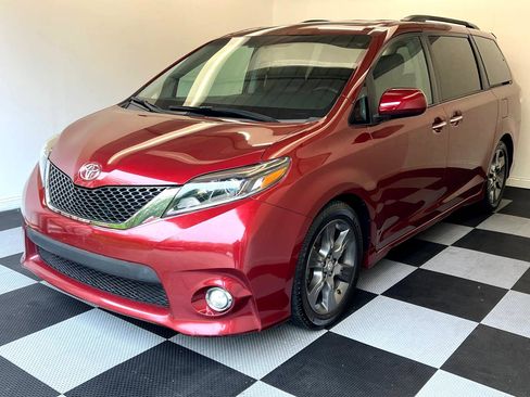 Used 2016 Toyota Sienna SE Premium image 1