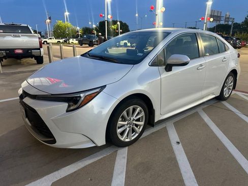 Used 2025 Toyota Corolla XLE FWD image 1