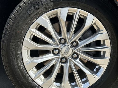 Used 2024 Cadillac XT4 Luxury w/ Cold Weather Package FWD image 10