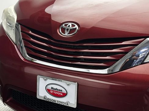 Used 2015 Toyota Sienna LE FWD image 2