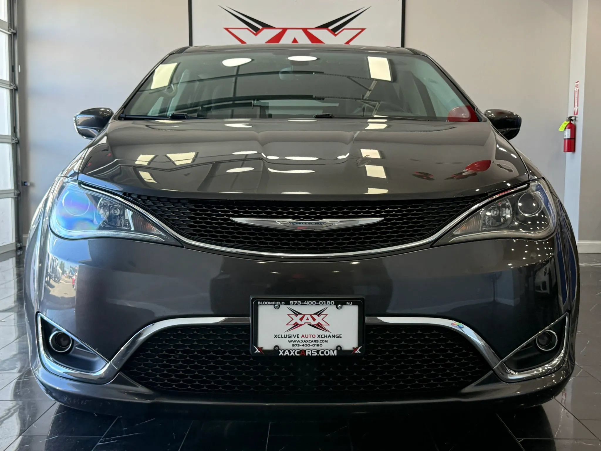 Used 2018 Chrysler Pacifica Touring Plus w/ Tire & Wheel Group FWD image 2