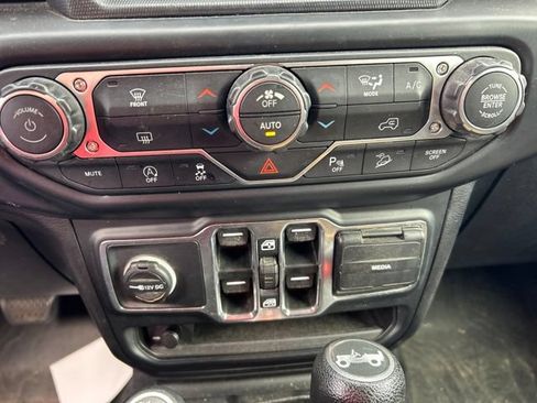Used 2018 Jeep Wrangler Unlimited Sahara AWD/4WD image 16