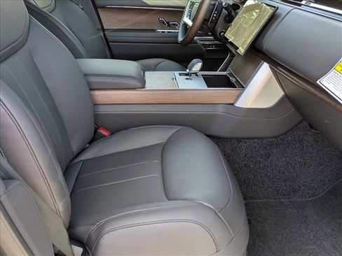New 2025 Land Rover Range Rover SE image 18