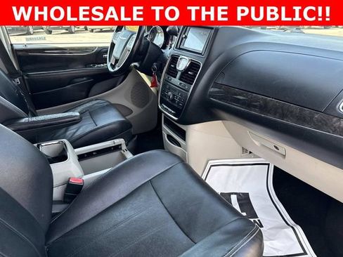 Used 2014 Chrysler Town & Country Touring image 18