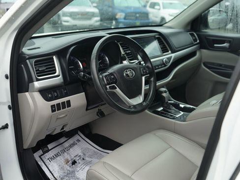 Used 2017 Toyota Highlander XLE AWD/4WD image 11