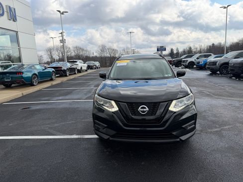 Used 2017 Nissan Rogue SV image 3
