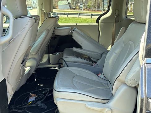 Used 2018 Chrysler Pacifica Limited w/ Advanced Safetytec Group FWD image 13