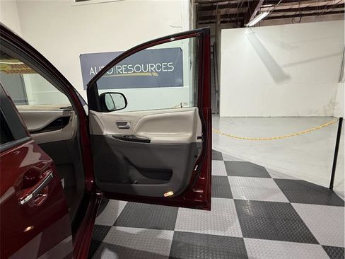 Used 2017 Toyota Sienna XLE Premium image 28