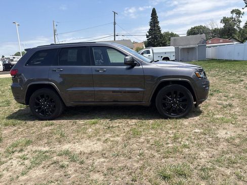 Used 2019 Jeep Grand Cherokee Altitude AWD/4WD image 4