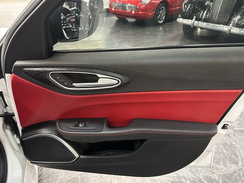 Used 2020 Alfa Romeo Giulia Sport RWD w/ Quick Order Package 22K Sport image 11