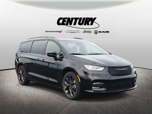 Used 2024 Chrysler Pacifica Limited w/ S Appearance Package FWD image 1