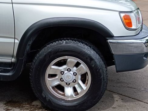Used 2000 Toyota 4Runner SR5 AWD/4WD image 2