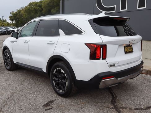 Used 2024 Kia Sorento S image 6