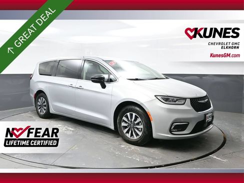 Used 2024 Chrysler Pacifica Limited FWD image 1