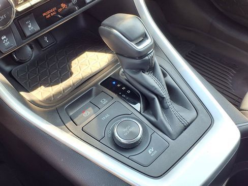 Used 2022 Toyota RAV4 XLE Premium AWD/4WD image 8