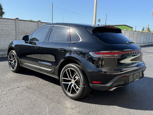 Certified 2022 Porsche Macan image 3