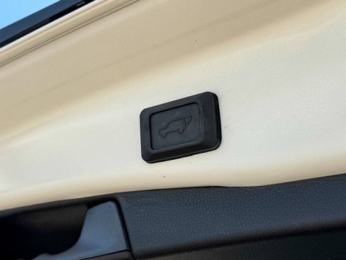 Used 2021 Toyota RAV4 XLE w/ Convenience Package AWD/4WD image 17