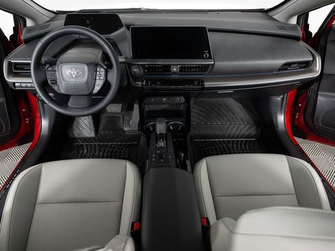 Used 2025 Toyota Prius XLE image 34