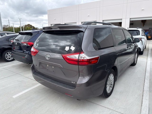 Used 2017 Toyota Sienna XLE Premium FWD image 8