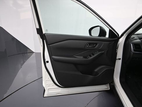 Used 2024 Nissan Rogue S image 11