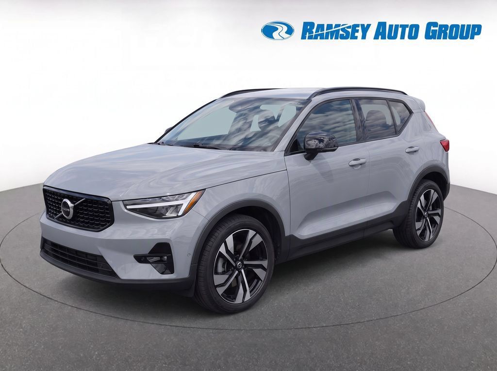 Used 2024 Volvo XC40 B5 Plus w/ Protection Package Premier AWD/4WD image 1