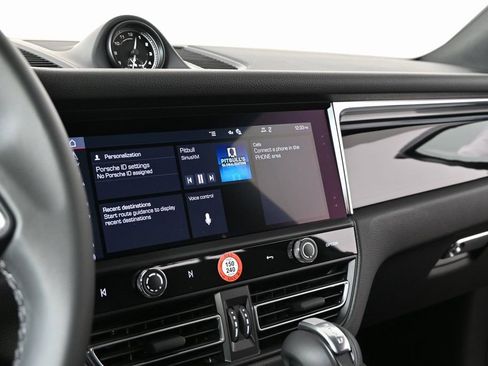 Certified 2026 Porsche Macan AWD/4WD image 11