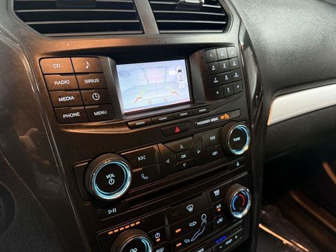 Used 2017 Ford Explorer XLT AWD/4WD image 19
