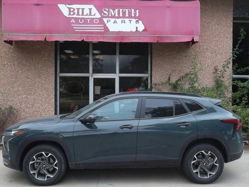 Used 2025 Chevrolet Trax LT w/ LT Convenience Package image 2