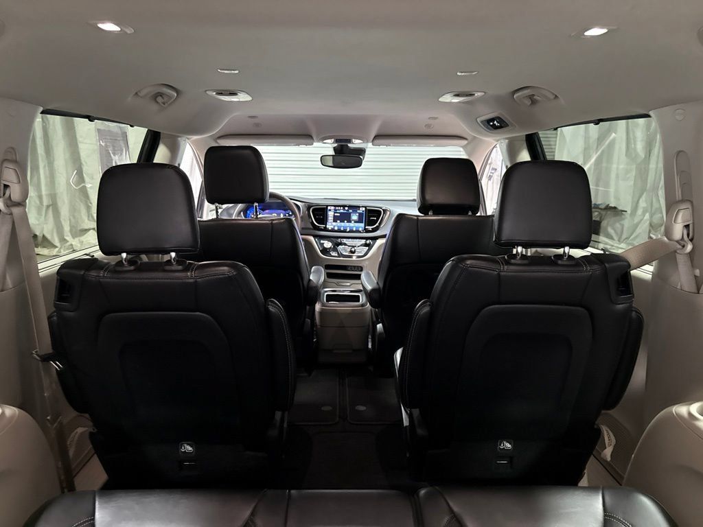 Used 2023 Chrysler Pacifica Touring-L FWD image 16