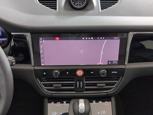 Certified 2025 Porsche Macan AWD/4WD image 22