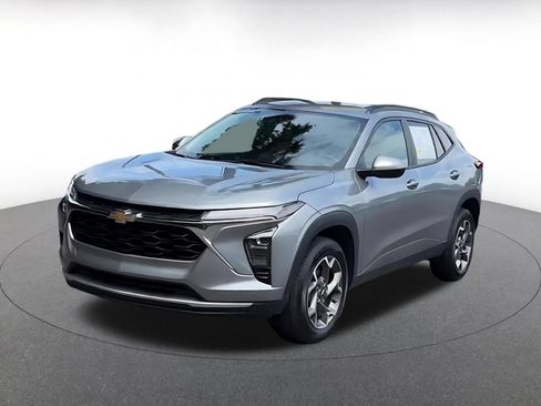Used 2025 Chevrolet Trax LT w/ LT Convenience Package FWD image 5