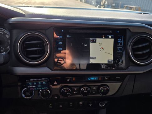 Used 2017 Toyota Tacoma TRD Off-Road image 10