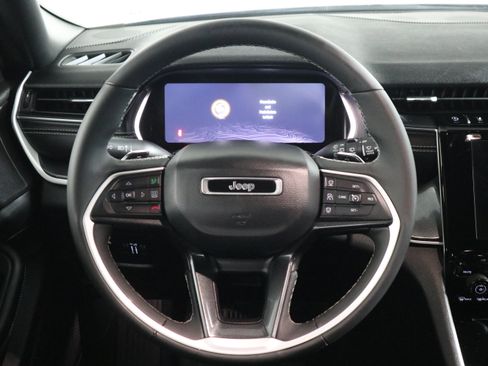 Used 2023 Jeep Grand Cherokee L Laredo image 16