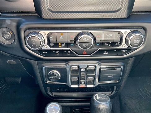 Used 2021 Jeep Gladiator Willys image 16