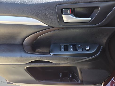 Used 2017 Toyota Highlander XLE image 32