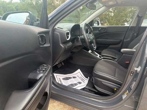 Used 2024 Hyundai Venue Limited FWD image 10