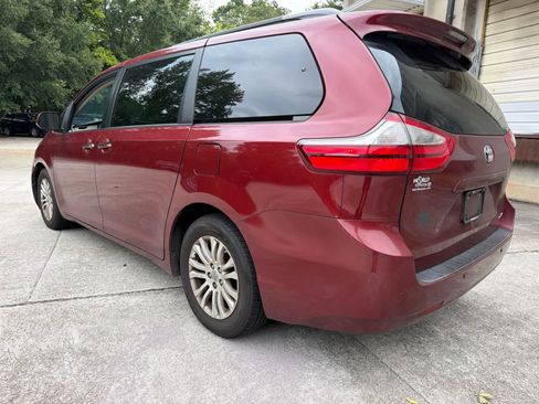 Used 2017 Toyota Sienna XLE Premium FWD image 6