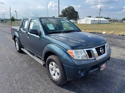 Used 2013 Nissan Frontier SV w/ SV Value Truck Pkg AWD/4WD image 2