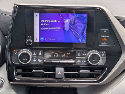 Used 2023 Toyota Highlander XLE FWD image 19