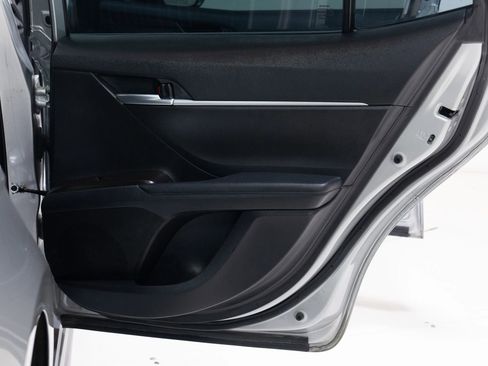 Used 2022 Toyota Camry SE image 19