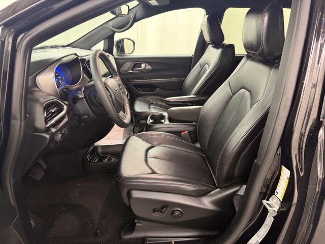 Used 2025 Chrysler Pacifica Select FWD image 10