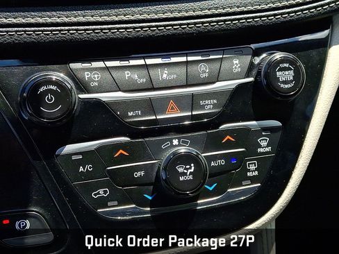 Used 2023 Chrysler Pacifica Limited w/ Uconnect Theater Family Group FWD image 17