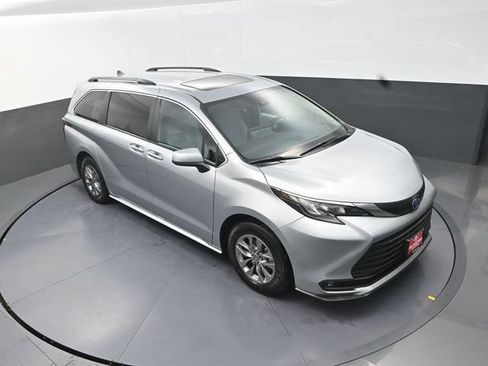 Used 2025 Toyota Sienna XLE FWD image 22
